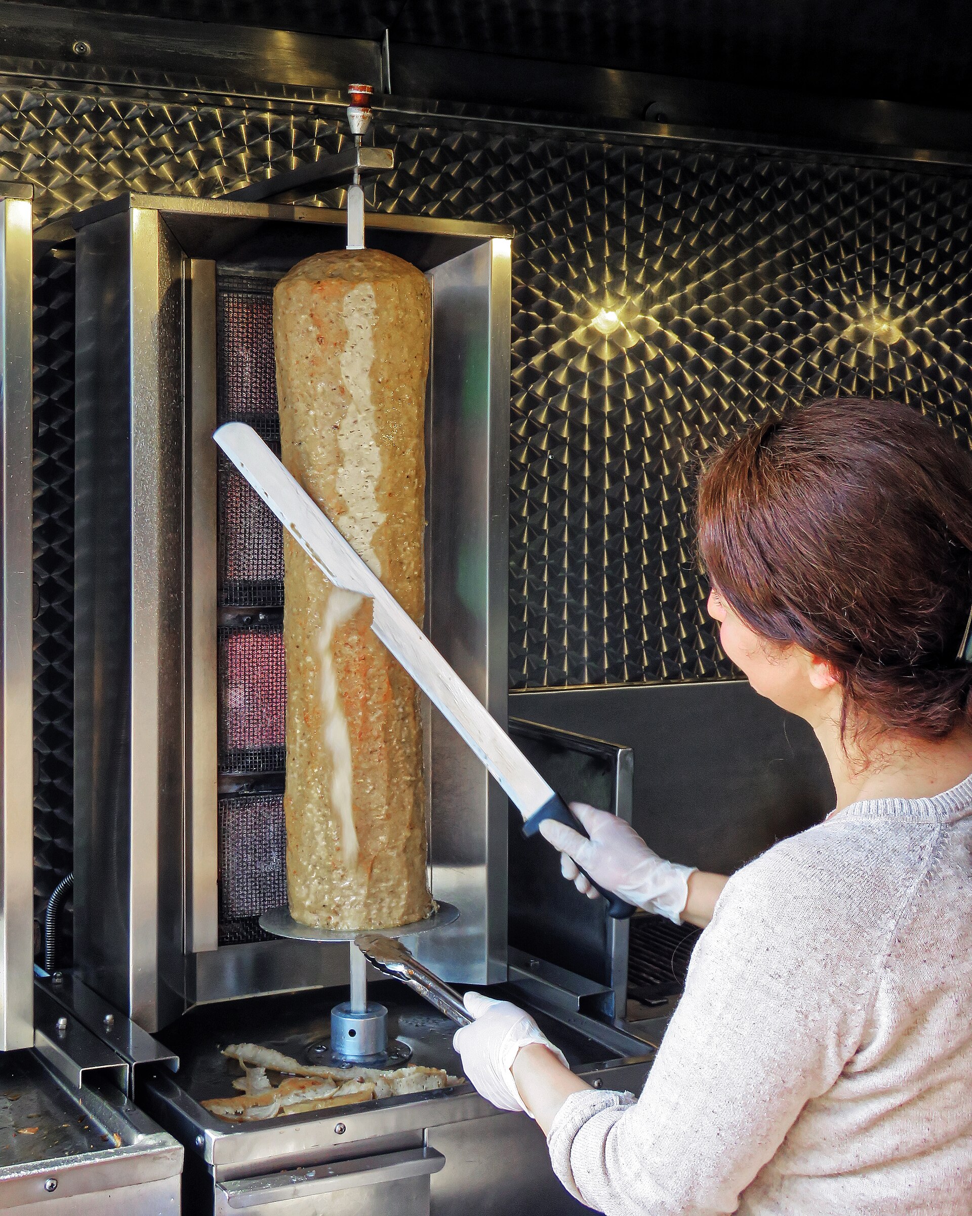 Dönerspieß am Grill mit perfekt gegrilltem Fleisch